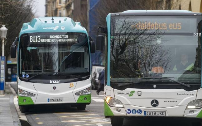 La línea BU13 en la parada de Donostia.