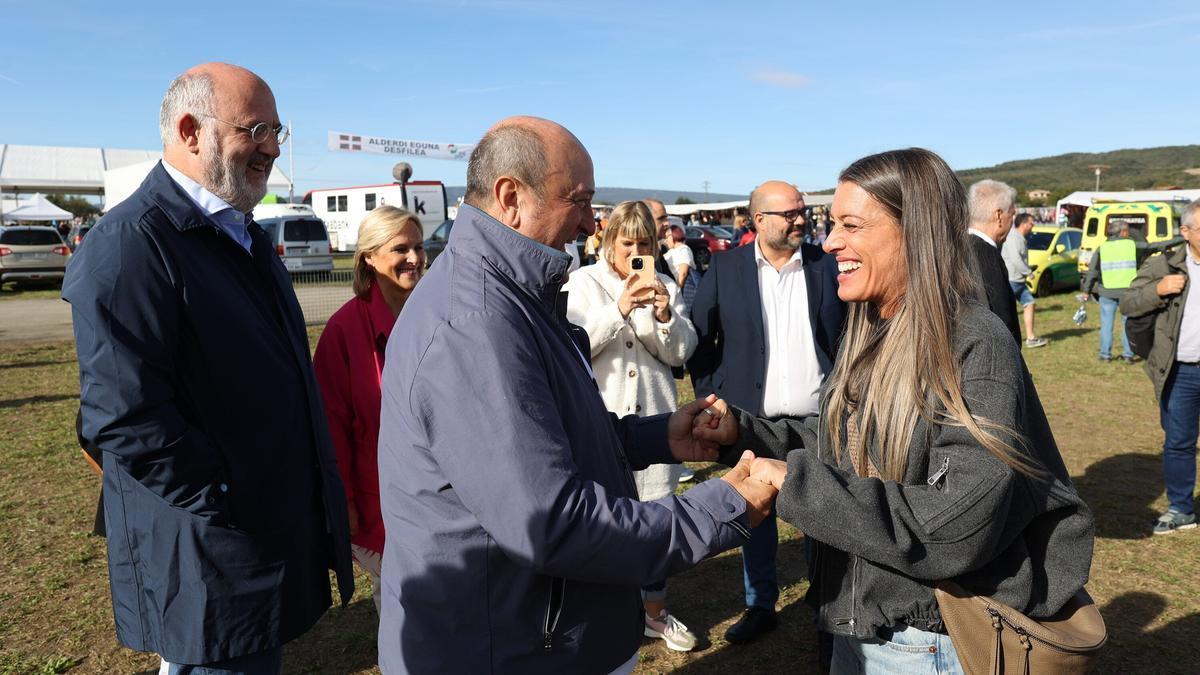 íriam Nogueras (Junts) y Andoni Ortuzar (PNV), en las campas de Foronda durante la celebración del Alderdi Eguna.