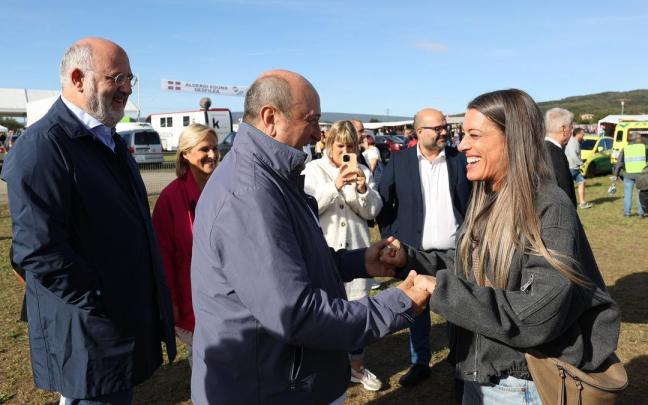 íriam Nogueras (Junts) y Andoni Ortuzar (PNV), en las campas de Foronda durante la celebración del Alderdi Eguna.