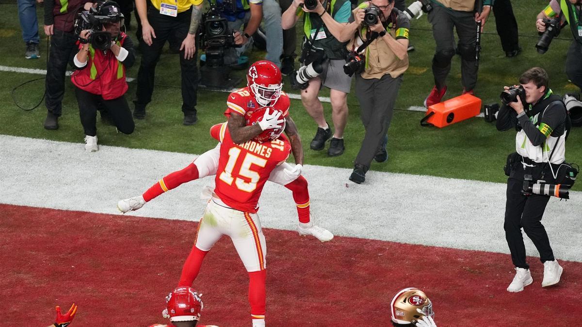 Patrick Mahomes celebra con Mecole Hardman el 'touchdown'ganador para los Kansas City Chiefs ante los San Francisco 49ers en la LVIII Super Bowl.