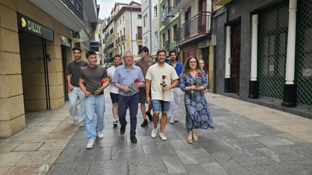 Asensio, en Zarautz, junto a miembros de las juventudes socialistas