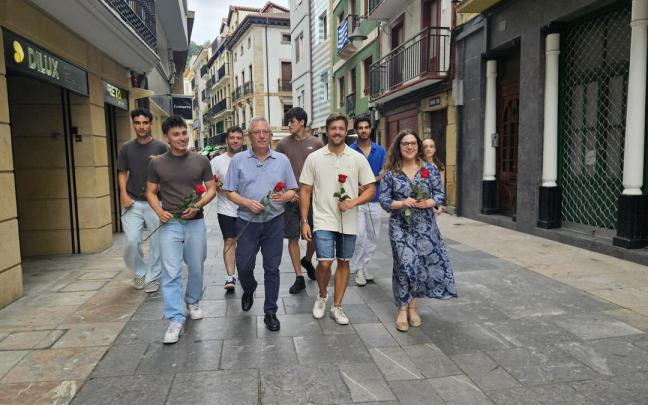 Asensio, en Zarautz, junto a miembros de las juventudes socialistas