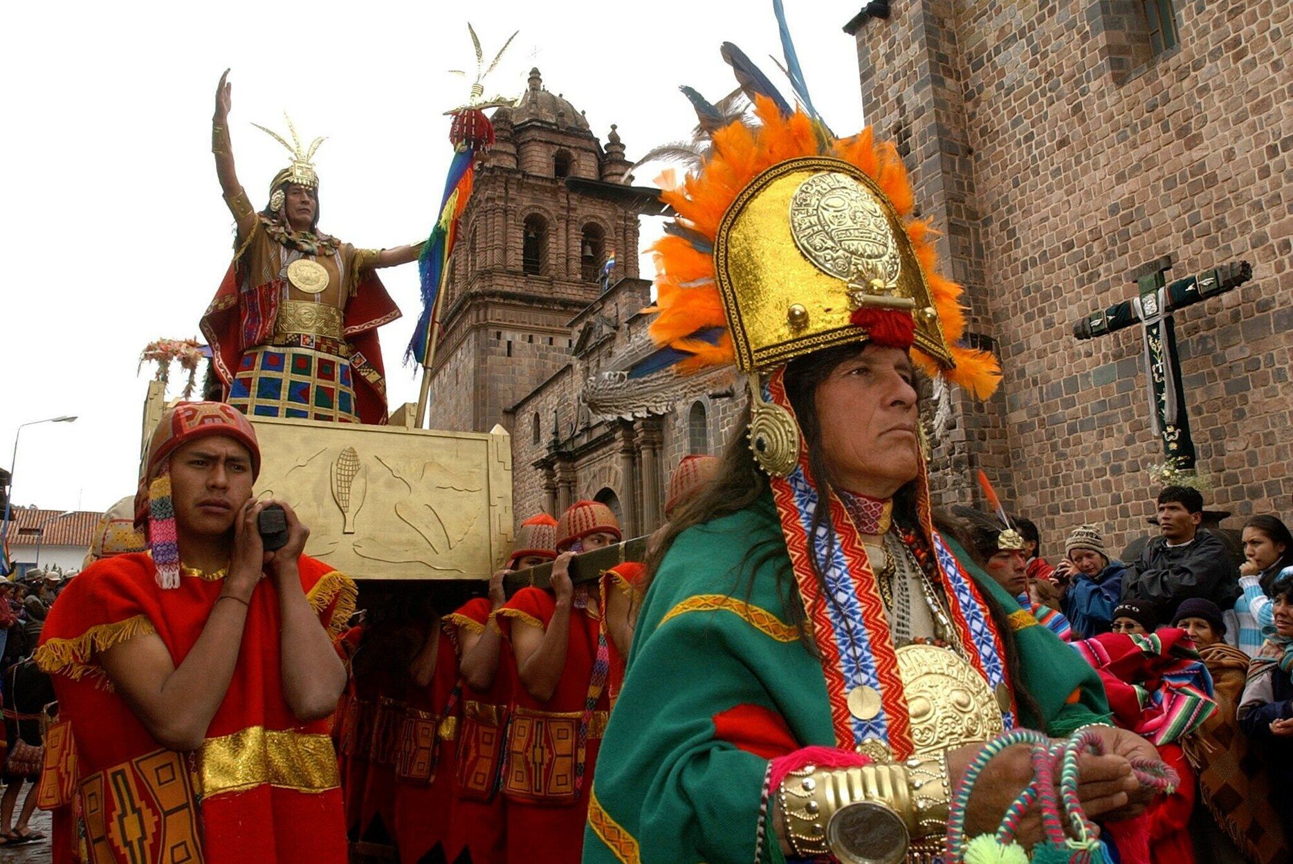 Un actor que representa al Inca a la salida del Qoricancha (Templo del Sol).