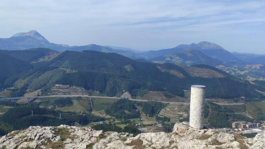 Anboto y Udalaitz desde la cima de Aitzorrotz