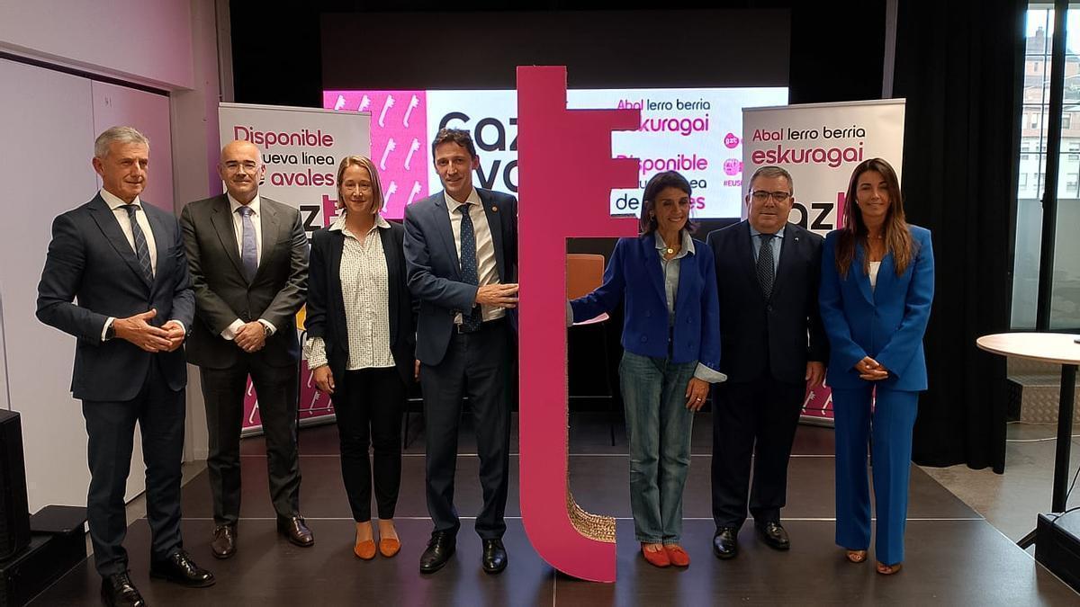 Los consejeros D'Anjou y Melgosa, en el centro sujetando el logotipo de 'Gazteaval', con representantes de las entidades financieras participantes.