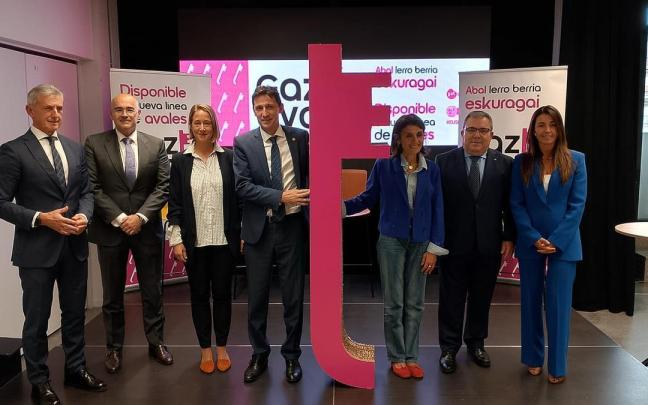 Los consejeros D'Anjou y Melgosa, en el centro sujetando el logotipo de 'Gazteaval', con representantes de las entidades financieras participantes.