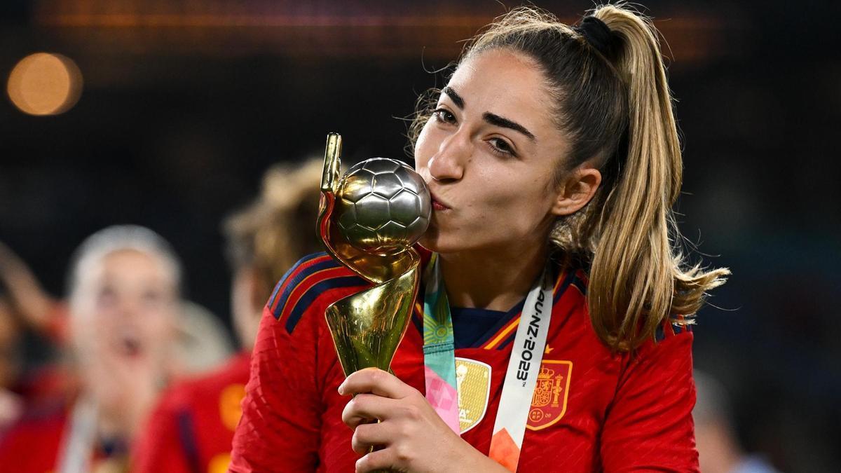 La jugadora Olga Carmona tras la victoria de la selección española en la final del Mundial femenino.