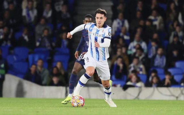 Zubimendi conduce el balón ante el PSG. / R.S.