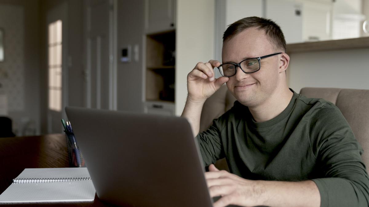 Un joven con síndrome de Down ante un ordenador.