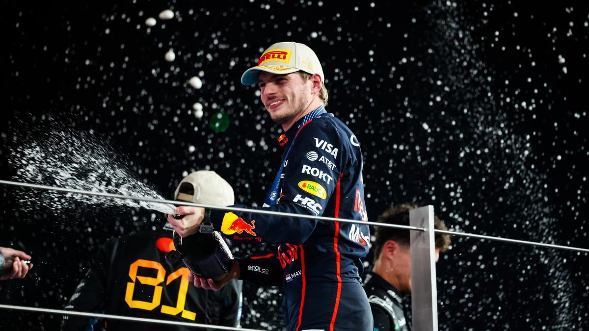 Max Verstappen celebra su última victoria, en el Gran Premio de Abu Dhabi que cerró la temporada 2025.