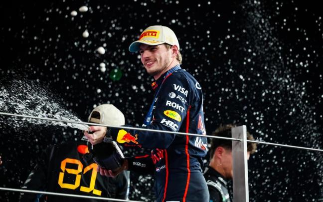 Max Verstappen celebra su última victoria, en el Gran Premio de Abu Dhabi que cerró la temporada 2025.