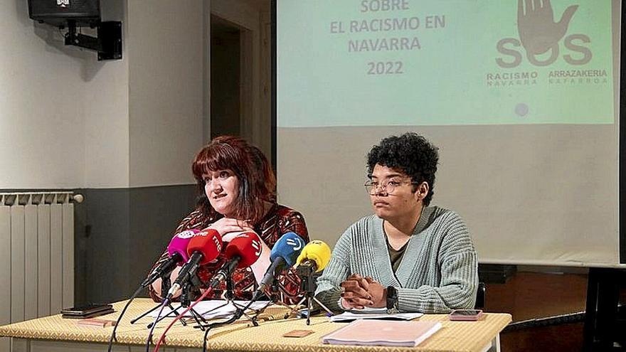 Representantes de SOS Racismo en Navarra.