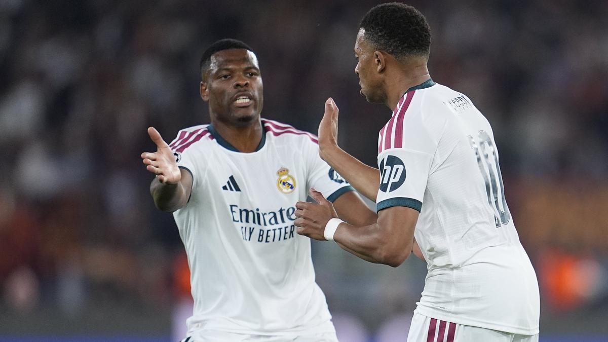 Mbappe y Dumfries celebran el gol del primero.