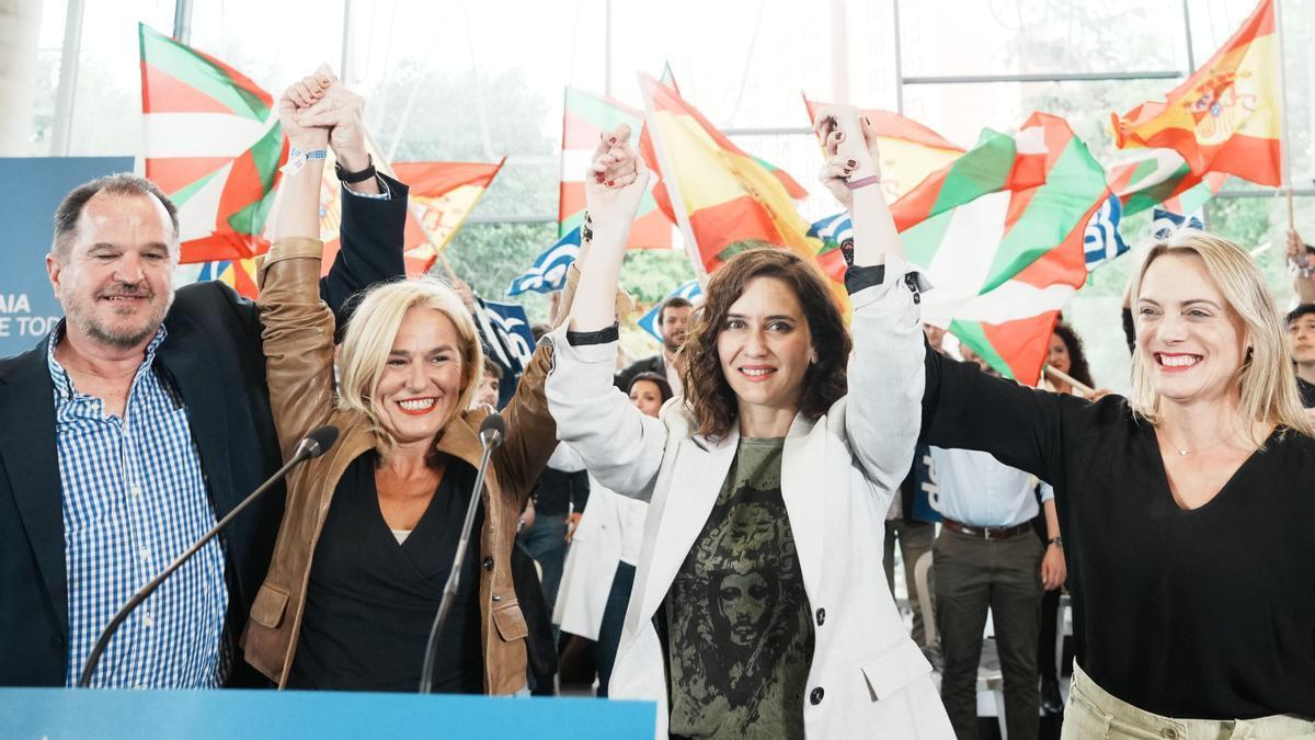 Ayuso junto al presidente del PP vasco, Carlos Iturgaiz; la candidata del PP a la Alcaldía de Bilbao, Esther Martínez, y la candidata a la Diputación de Bizkaia, Raquel González.
