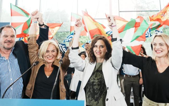Ayuso junto al presidente del PP vasco, Carlos Iturgaiz; la candidata del PP a la Alcaldía de Bilbao, Esther Martínez, y la candidata a la Diputación de Bizkaia, Raquel González.
