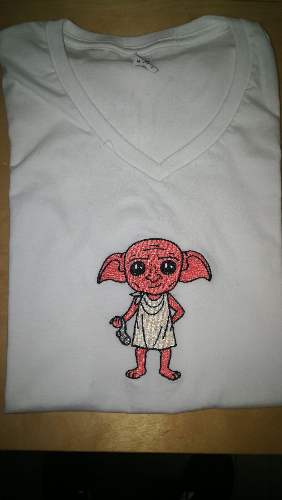 Su bordado se lleva a cabo con distintos tipos de materiales.