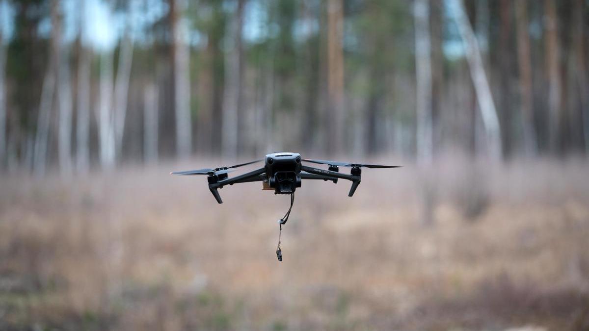 Un dron vuela durante un entrenamiento militar en Kiev.