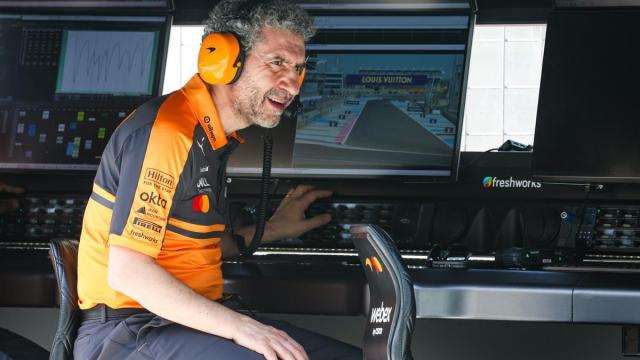 Andrea Stella, jefe del equipo McLaren, durante los test de Bahréin.