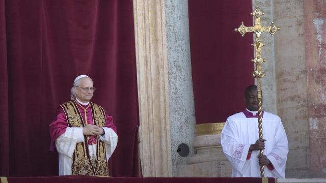 El cardenal Robert Prevost, Papa León XIV, en el balcón de San Pedro. / EFE El cardenal Robert Prevost, Papa León XIV, en el balcón de San Pedro.