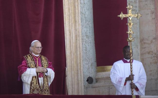 El cardenal Robert Prevost, Papa León XIV, en el balcón de San Pedro. / EFE El cardenal Robert Prevost, Papa León XIV, en el balcón de San Pedro.