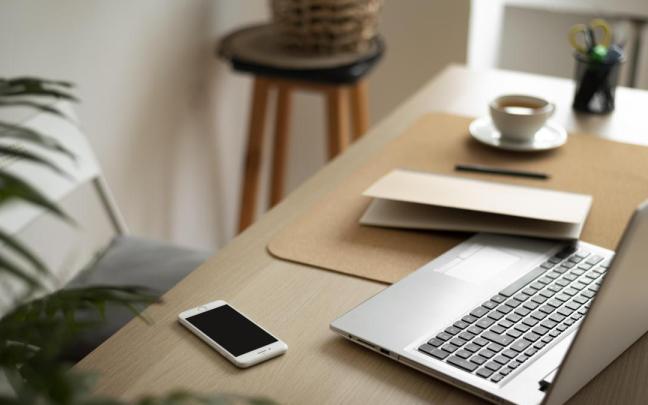 Una solución práctica y estética para cualquier escritorio, ya sea en casa o en la oficina. / Freepik Una solución práctica y estética para cualquier escritorio, ya sea en casa o en la oficina.