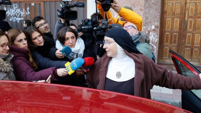 Una exmonja de Belorado, ofrece declaraciones a la prensa.