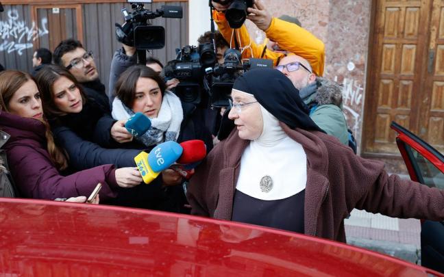 Una exmonja de Belorado, ofrece declaraciones a la prensa.