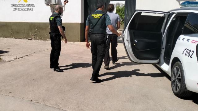Trabajador detenido por la Guardia Civil.