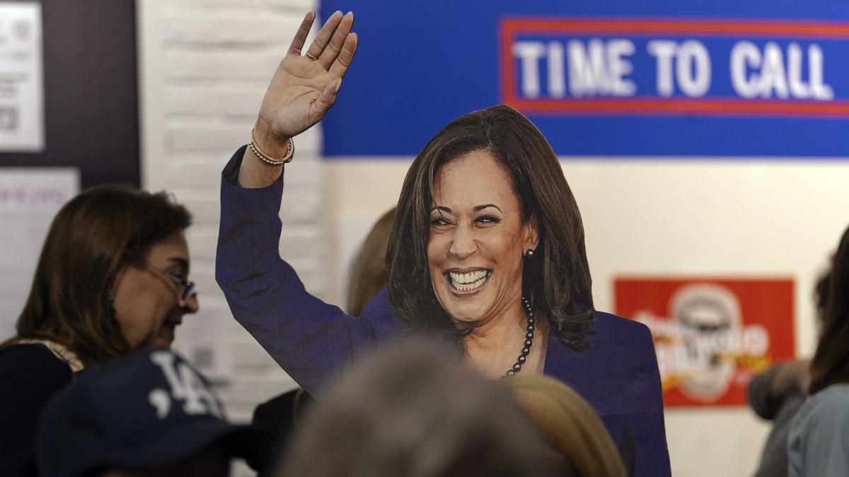 Kamala Harris sigue el recuento en la Universidad de Howard en Washington.