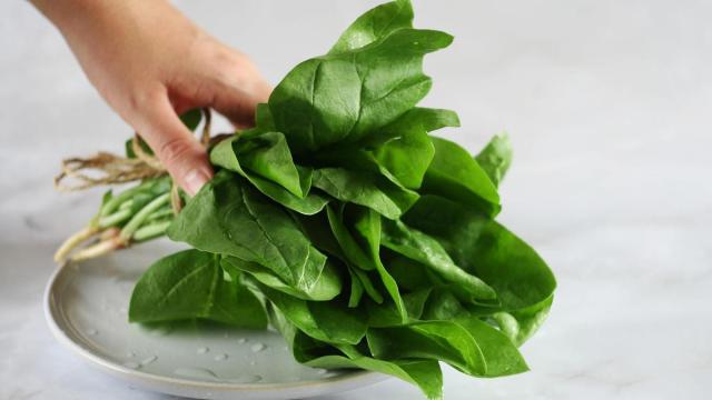 Un manojo de espinacas listas para limpiar y cocinar.