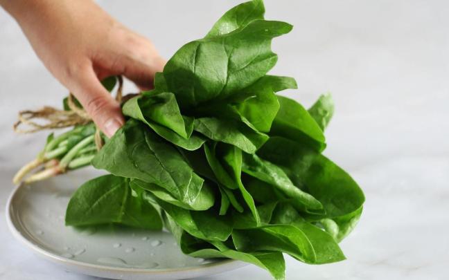 Un manojo de espinacas listas para limpiar y cocinar.