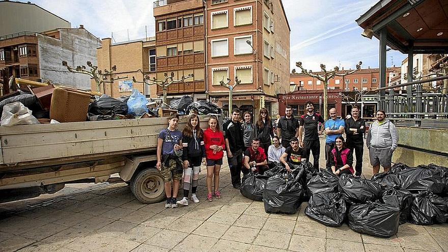 Un grupo de lodosanos recoge de forma voluntaria los vertidos ilegales del municipio