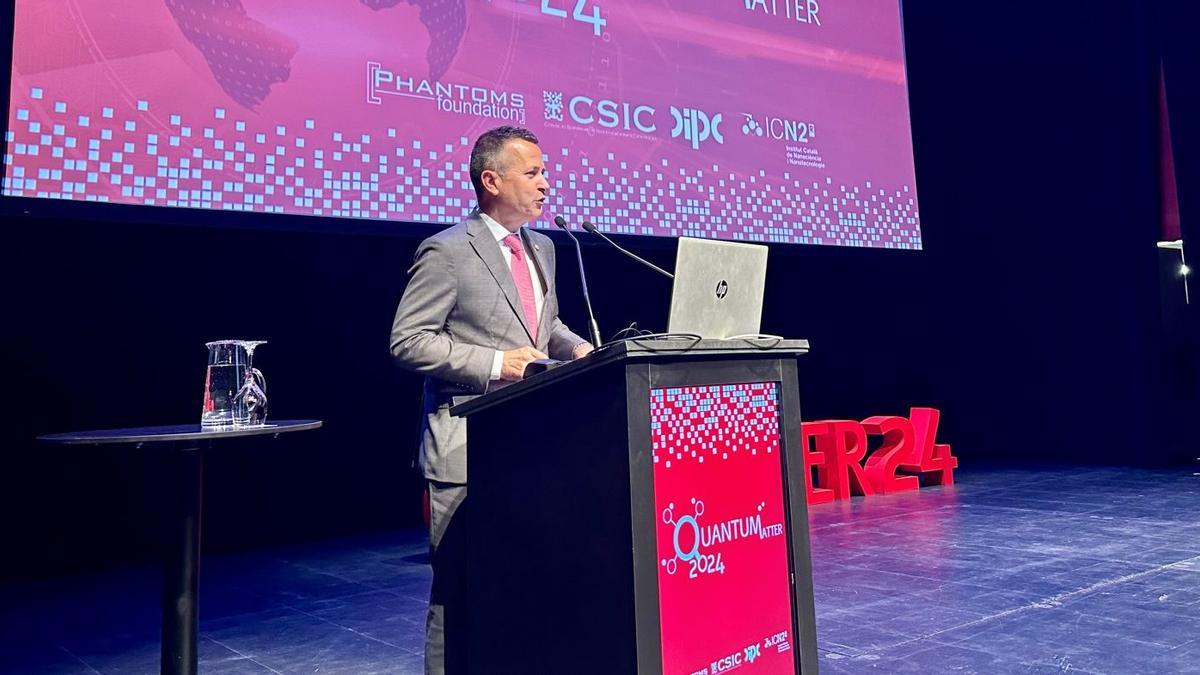 El consejero de Educación, Jokin Bildarratz, en la inauguración ayer en Donostia de Quantum Matter 2024.