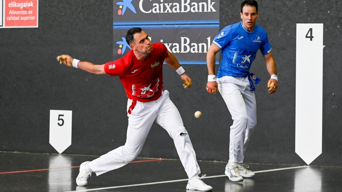 Darío Gómez supera a Erik Jaka en la liguilla de cuartos de final del Manomanista en el Aitzuri de Zumaia.