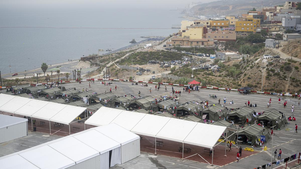 Inmigrantes acampados en Ceuta.