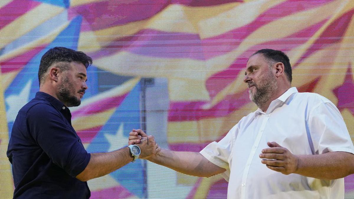 Gabriel Rufiàn (i) y Oriol Junqueras durante el mitin final de campaña de ERC.