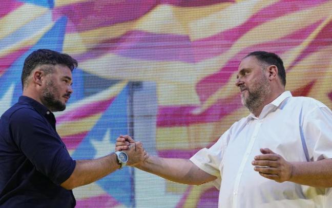 Gabriel Rufiàn (i) y Oriol Junqueras durante el mitin final de campaña de ERC.