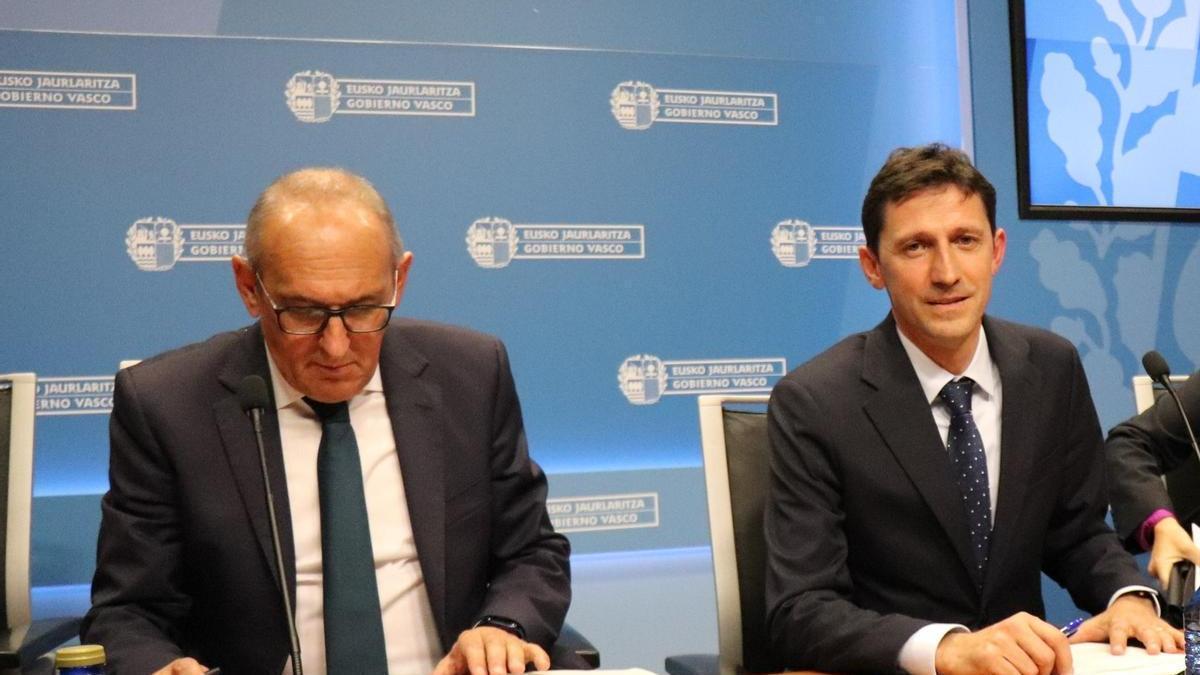 Ramiro González, diputado general de Álava, junto a Noël d'Anjou tras la reunión.