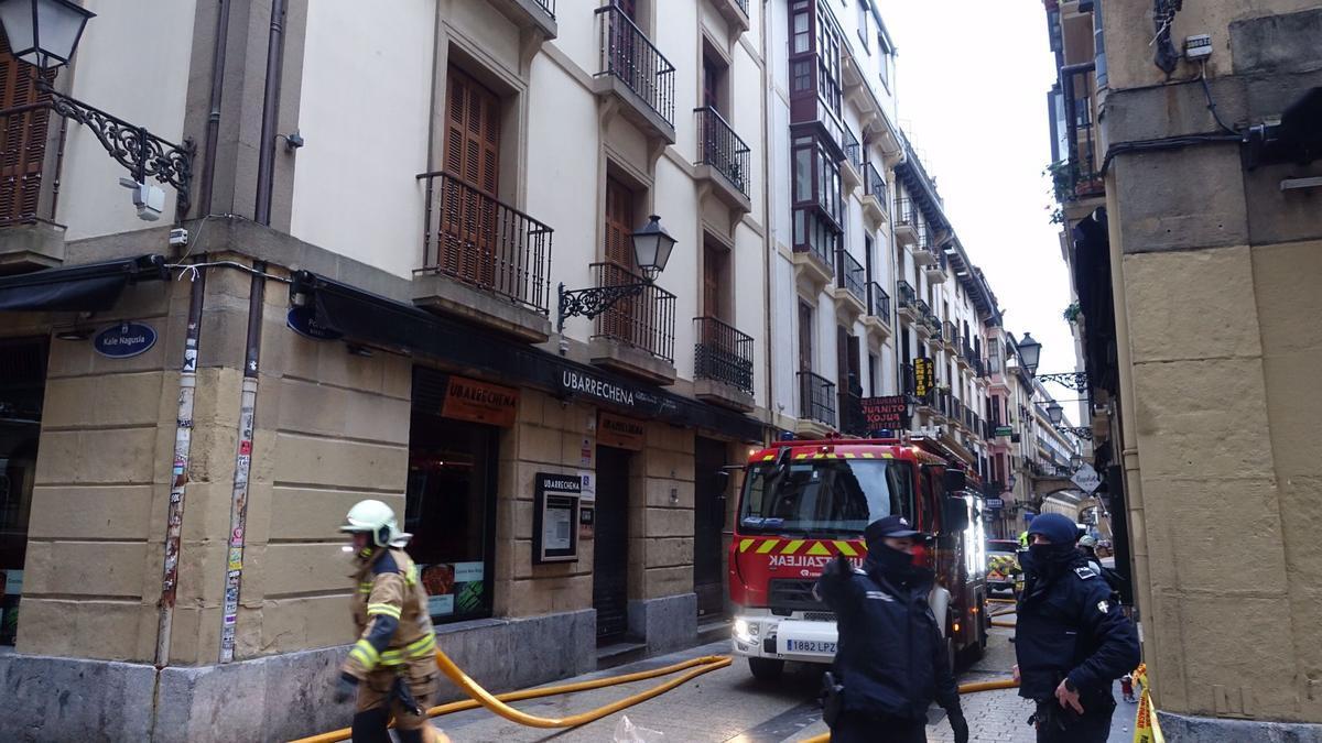 Los bomberos en labores de extinción del incendio este lunes