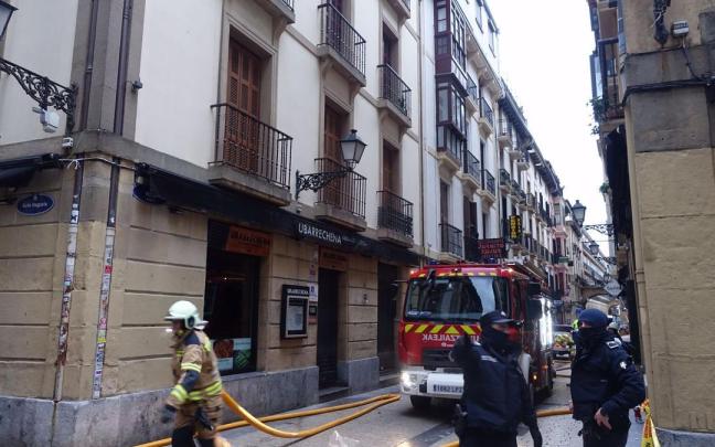 Los bomberos en labores de extinci&oacute;n del incendio este lunes
