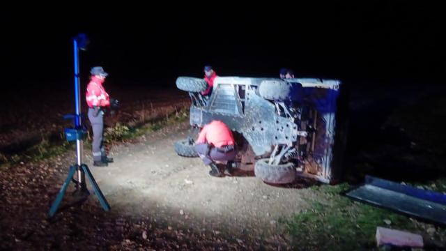 Policías forales examinan el quad accidentado en Cabanillas. Redacción DDN