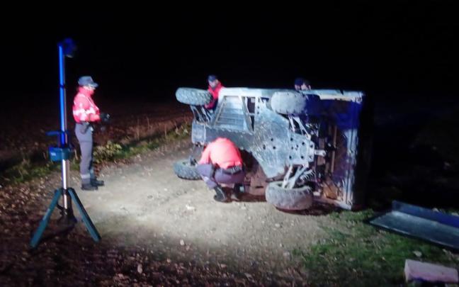 Policías forales examinan el quad accidentado en Cabanillas. Redacción DDN