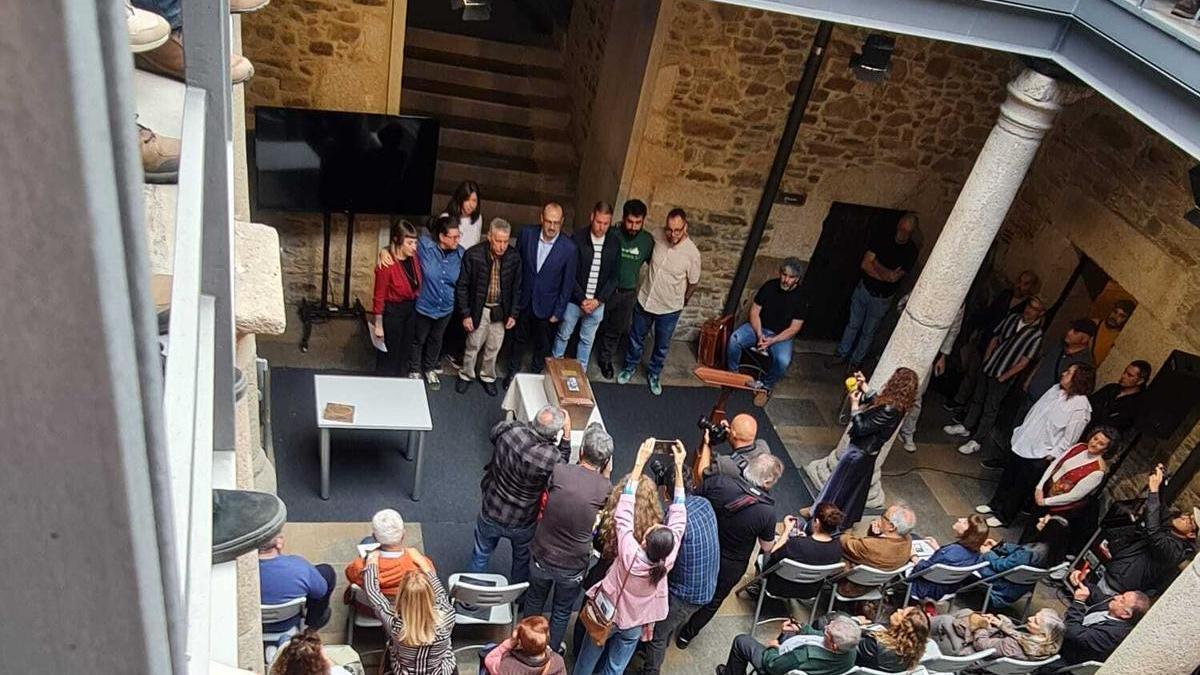 El acto de inhumación estuvo acompañado de poesía y música en el campo santo del Montearenas, en un homenaje a la figura de Manuel Girón.