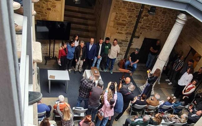 El acto de inhumación estuvo acompañado de poesía y música en el campo santo del Montearenas, en un homenaje a la figura de Manuel Girón.