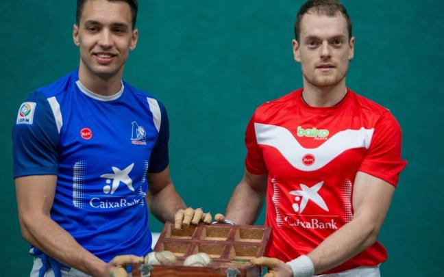 En imágenes: Unai Laso y Javier Zabala eligen material para la semifinal del Manomanista en el Labrit. En imágenes: Unai Laso y Javier Zabala eligen material para la semifinal del Manomanista en el Labrit.