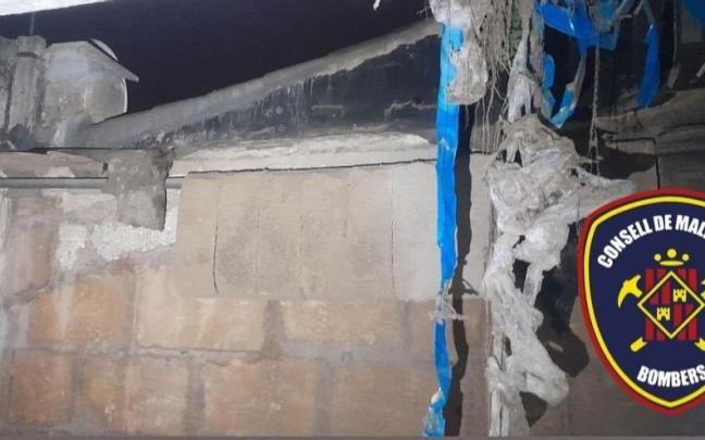 El techo se ha derrumbado en la habitación donde dormían los dos hermanos.