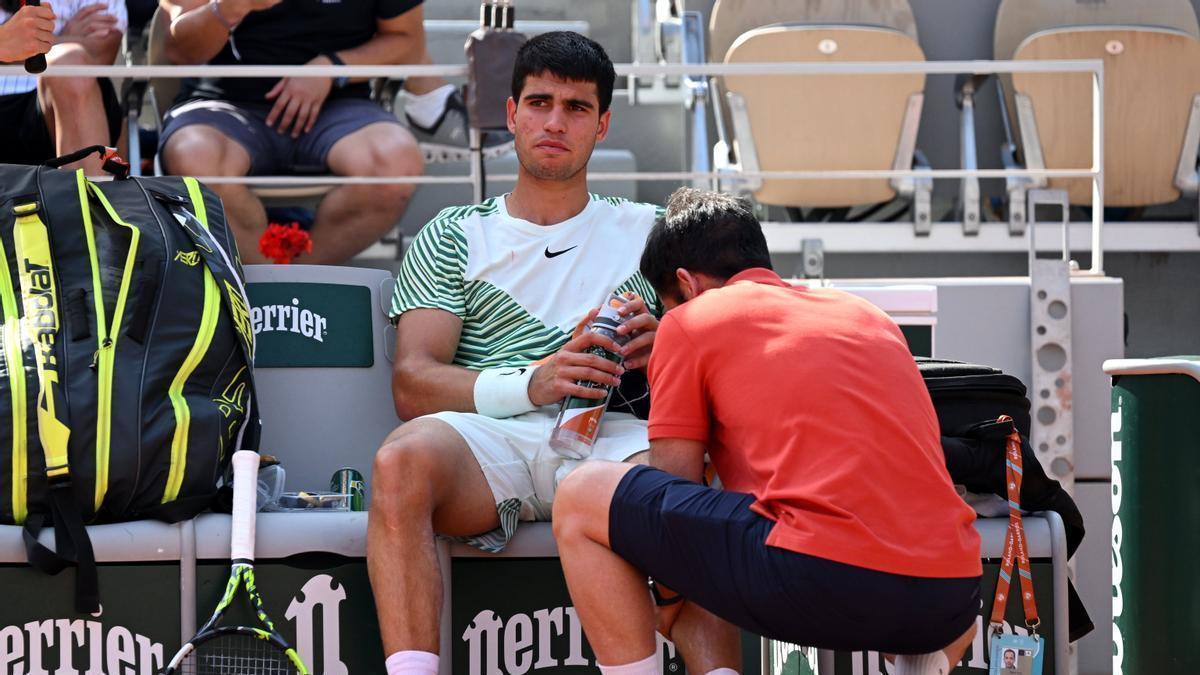Alcaraz es atendido tras jugar lesionado durante buena parte del enfrentamiento contra Djokovic.