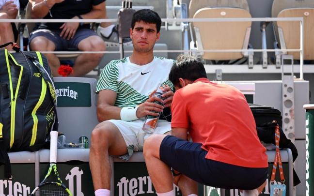 Alcaraz es atendido tras jugar lesionado durante buena parte del enfrentamiento contra Djokovic. Alcaraz es atendido tras jugar lesionado durante buena parte del enfrentamiento contra Djokovic.
