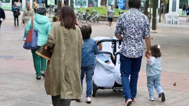 El pasado mes de julio el Gobierno Vasco recibió casi 3.500 solicitudes de familias de ayudas a la crianza.