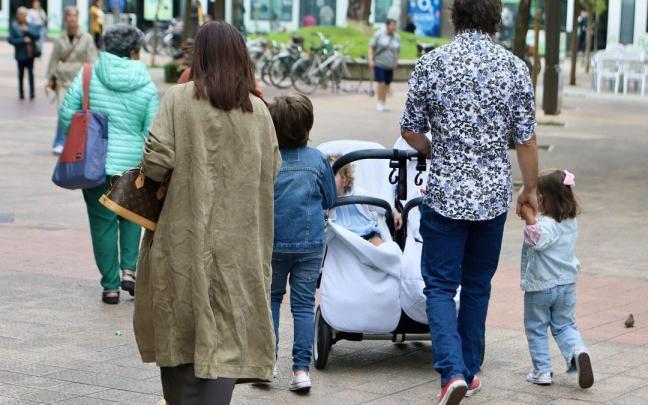 El pasado mes de julio el Gobierno Vasco recibió casi 3.500 solicitudes de familias de ayudas a la crianza.
